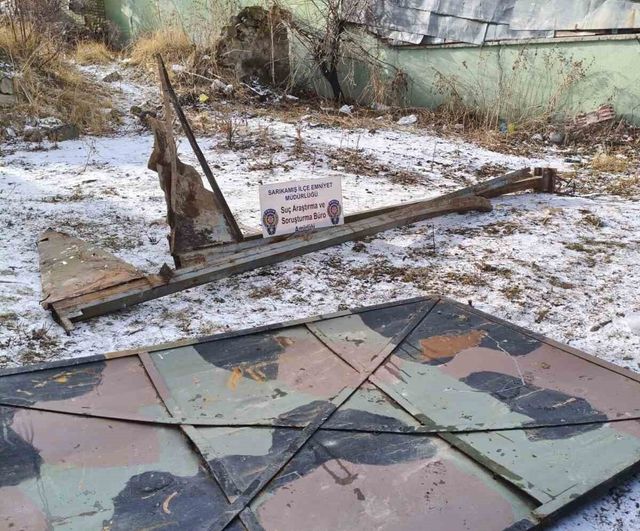 Sarıkamış’ta askeriyeden hurda malzeme çalan 2 kişi yakalandı, tutuklandı