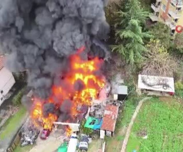 Sarıyer'de metruk binada yangın, gökyüzü dumanla kaplandı