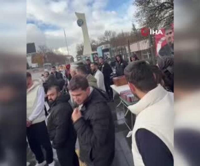 Şehit Polis Emre Albayrak için Ankara'da okul önünde Kur’an okutulup lokma dağıtıldı