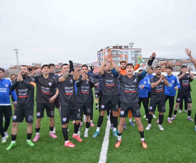 Selendi Belediyespor, Uluderbentspor'u 1-0 yenerek namağlup liderliğe yükseldi