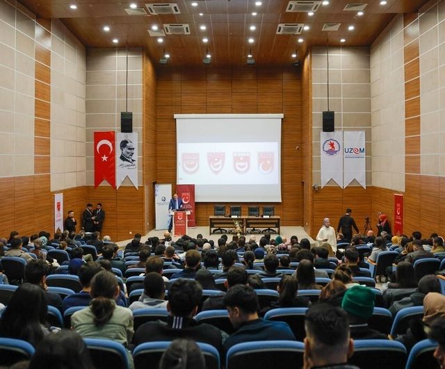 Şeref Malkoç: Türkiye’nin yeni ve sivil bir anayasaya ihtiyacı var