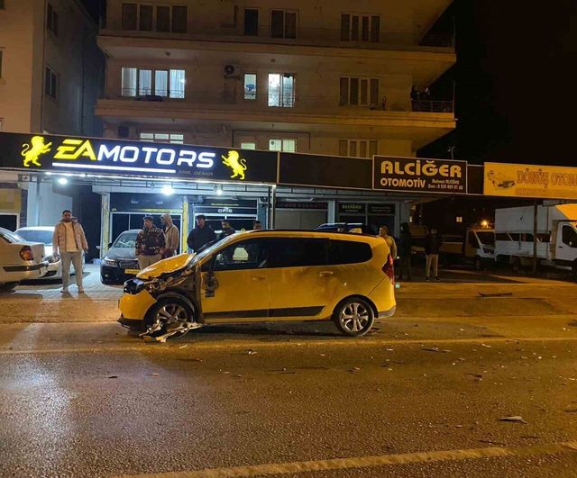 Serik’te ticari taksi ile kamyonetin çarpışması: 2 kişi yaralandı