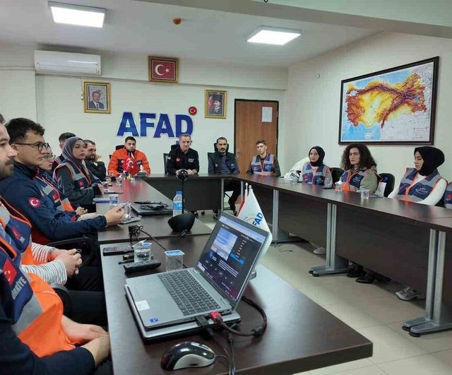 Siirt AFAD gönüllü ekibini güçlendiriyor: Eğitim, kart dağıtımı ve farkındalık çalışmaları