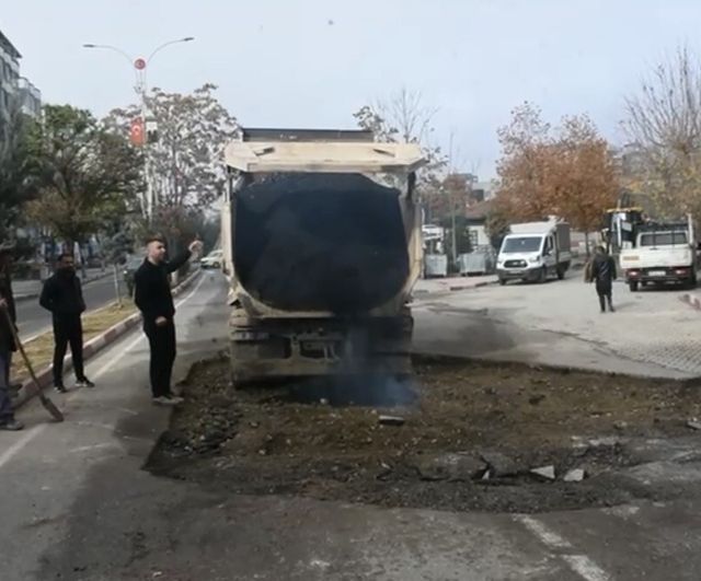 Siirt'te Yol Bakım Seferberliği: Asfalt ve Parke Taşı Onarımları Sürüyor