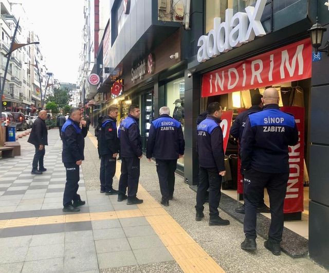 Sinop'ta zabıta kaldırım işgallerine yönelik denetim: Sakarya Caddesi'nde müdahale