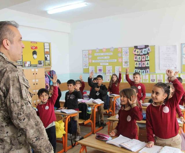 Şırnak Emniyet Müdürü Volkan Sazak Şehit Şafak Evran İlkokulu'nu Ziyaret Etti