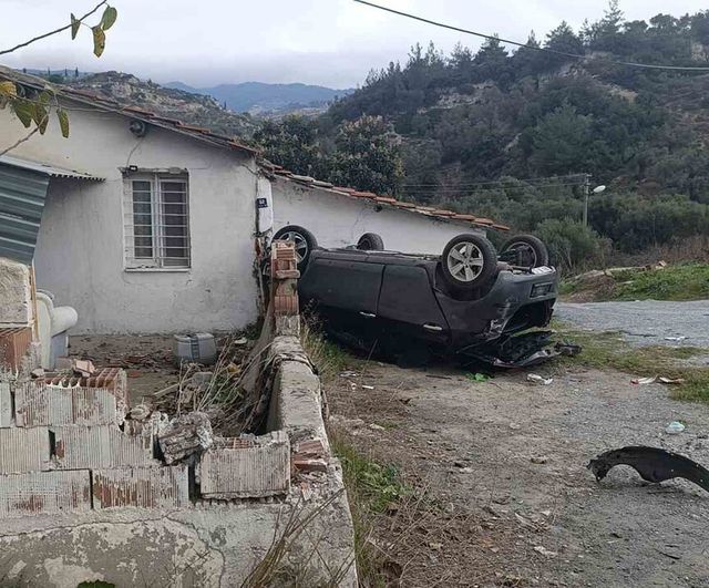 Söke'de otomobil bariyere çarpıp takla attı: 1 yaralı