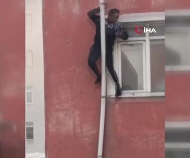 Sultangazi'de yangın: Su borusuna tutunan adamın 3. kattan düştüğü anlar kamerada