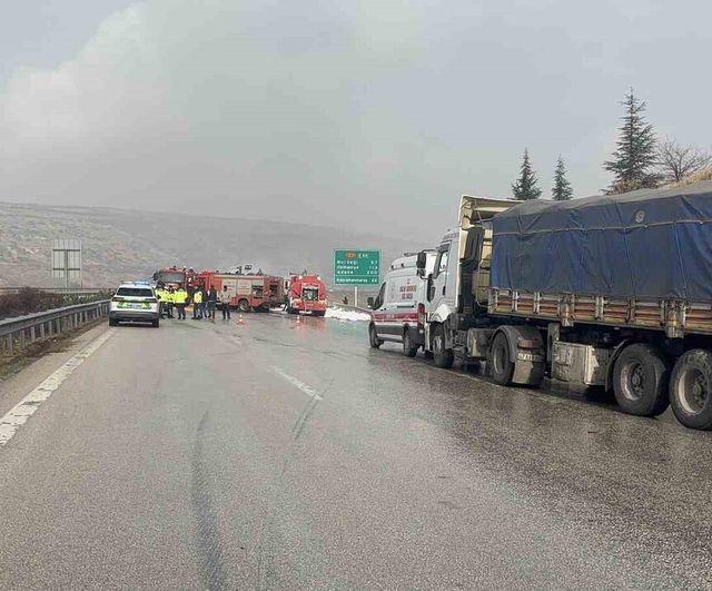 TAG Otoyolu'nda 3 Tırın Karıştığı Kaza ve Yangın: Adana İstikameti Trafiğe Kapandı