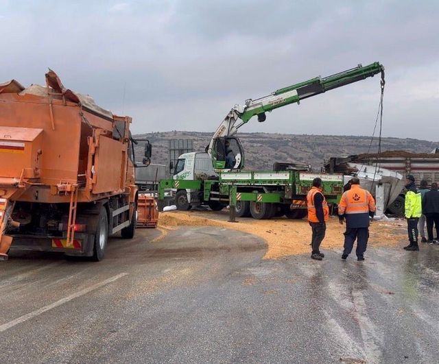 TAG Otoyolu'nda yanan 3 tır kaldırıldı, Gaziantep yönü tekrar ulaşıma açıldı