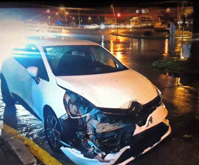 Tarsus'ta D-400 karayolunda iki otomobil çarpıştı: 2 yaralı