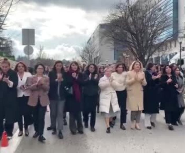 TBMM Dikmen Kapısı Önünde Kadınlar Çocuk İstismarına Karşı Eylem Yaptı