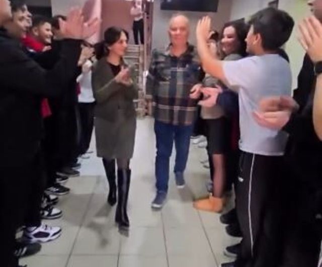 Tekirdağ'da 38 yıllık öğretmen Cafer Akar, öğrencilerinin alkışlarıyla emekliye uğurlandı