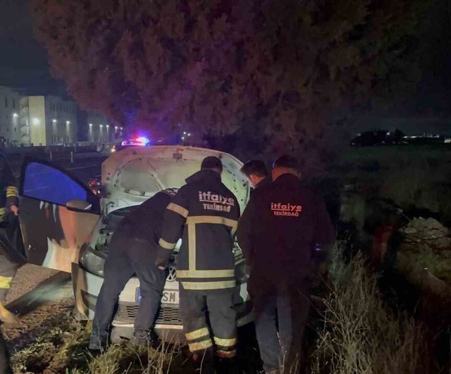 Tekirdağ'da D-100'de kontrolden çıkan otomobil yol kenarındaki ağaca çarptı