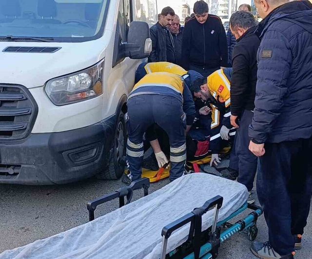 Tekirdağ'da sollama sırasında motosikletten düşen kurye yaralandı