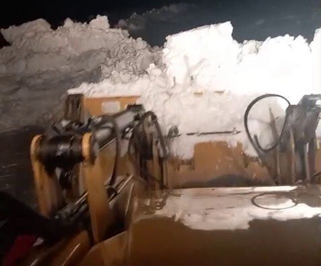 Tekman'da karla mücadele: Yalınca Mahallesi Kaya Mezrası yolu 7 saatte ulaşıma açıldı