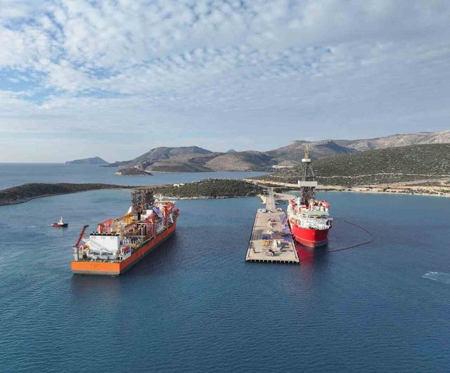 Türkiye'nin 6. sondaj gemisi West Dorado Mersin Taşucu Limanı'na yanaştı