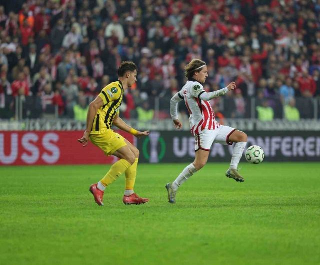 UEFA Konferans Ligi: Samsunspor, AEK Atina karşısında ilk yarıyı 1-0 önde tamamladı