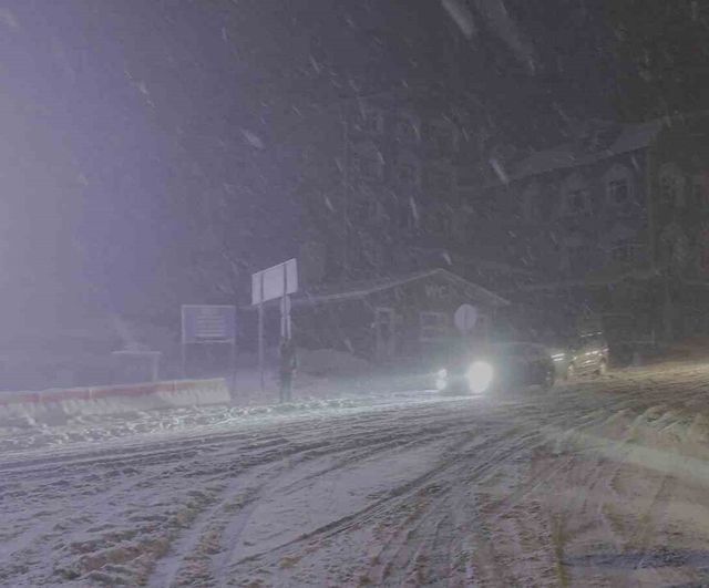 Uludağ'da Yoğun Kar Yağışı: Karayolları ve Jandarma Trafiği Açık Tutmak İçin Çalışıyor