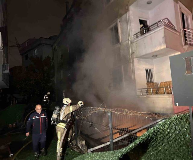 Ümraniye'de iş yerinde yangın: Giriş katındaki dükkan binaya yayıldı