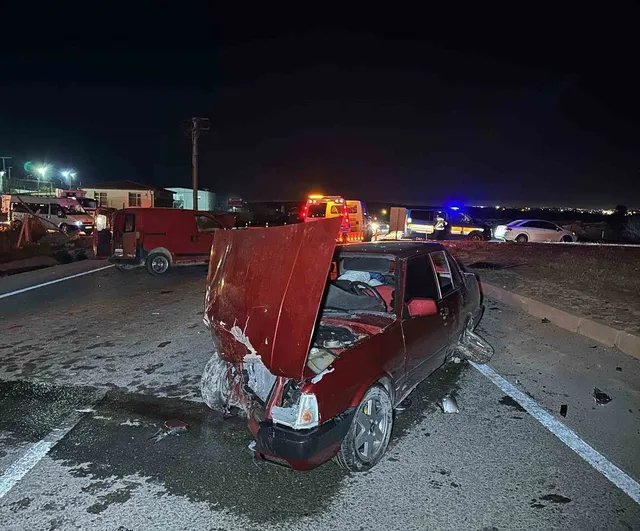 Uşak’ta Cezaevi Kavşağı’nda kaza: Otomobil ile hafif ticari araç çarpıştı, 6 yaralı