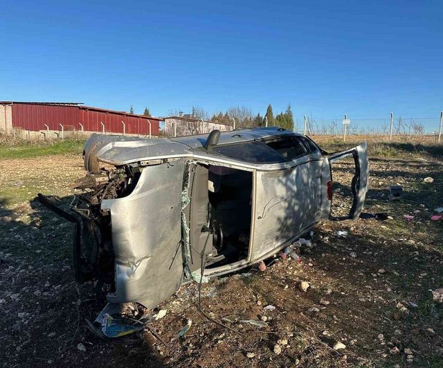 Uşak’ta otomobil tarlaya devrildi: Aynı aileden 5 kişi yaralandı (1’i bebek)