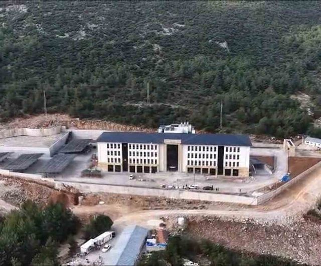 Vali Akbıyık, Çevre, Şehircilik ve İklim Değişikliği İl Müdürlüğü'nün çevre dostu yeni binasını inceledi