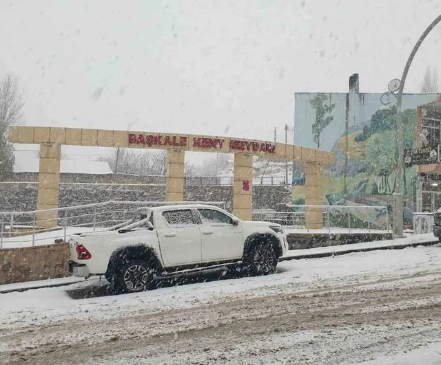 Van Başkale'de kar yağışı ilçe merkezini beyaza bürüdü
