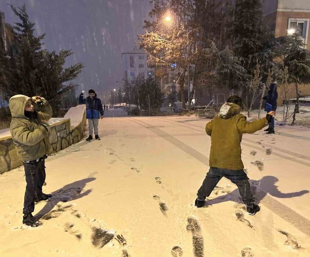 Van'da Edremit'te Yoğun Kar Yağışı ve Meteoroloji Uyarısı