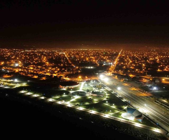 Van'da Gündüz ve Gece: Van Gölü'nün Değişen Manzaraları