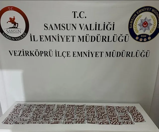 Vezirköprü'de Araçta 1.308 Sentetik Ecza Hap Ele Geçirildi