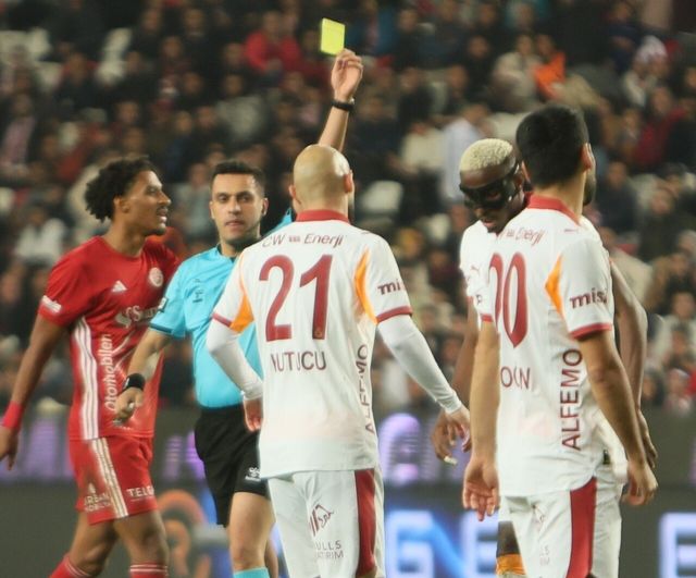 Victor Osimhen, Antalyaspor maçında gördüğü sarı kartla cezalı duruma düştü