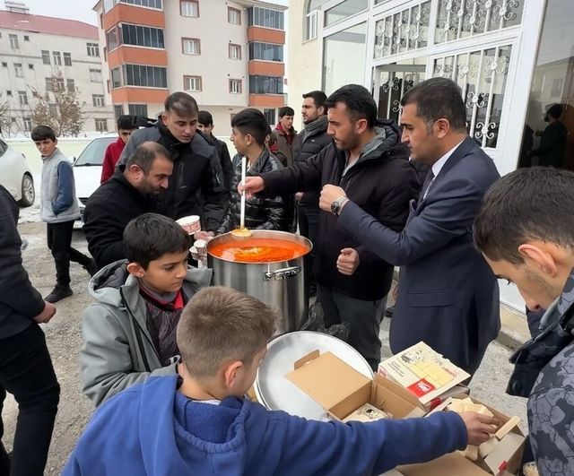 Yüksekova’da Yerli Malı Haftası kapsamında cuma namazı sonrası keledoş ikramı