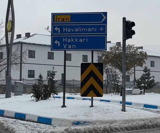 Yüksekova'da yoğun kar yağışı Selahaddin Eyyubi Havalimanı uçuşlarını durdurdu