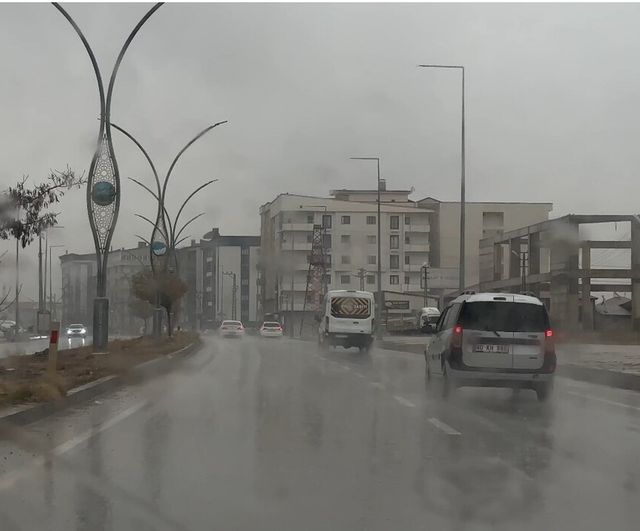 Yüksekova'da yoğun yağış uçak seferlerini durdurdu