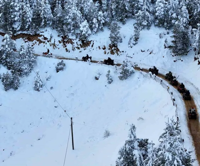 Zigana Zirvesinde Hafta Sonu Yoğunluğu: Gümüşkayak’ta Kar ve Ziyaretçi Akını