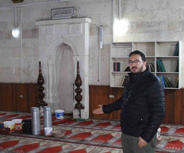 Adana'da 201 yıllık Memiş Paşa Camii'nde çatının akması namazı zorluyor