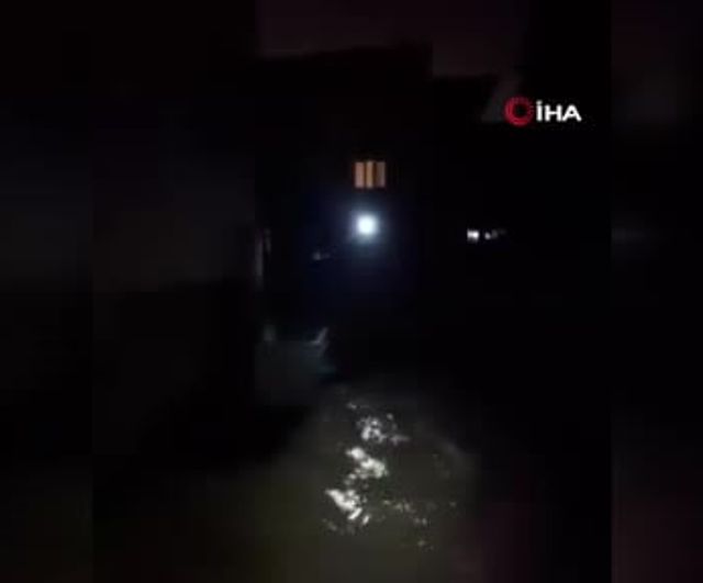 Adana'da sağanak sonrası su basan evlerde mahsur kalan yaşlı ve engelliler kurtarıldı