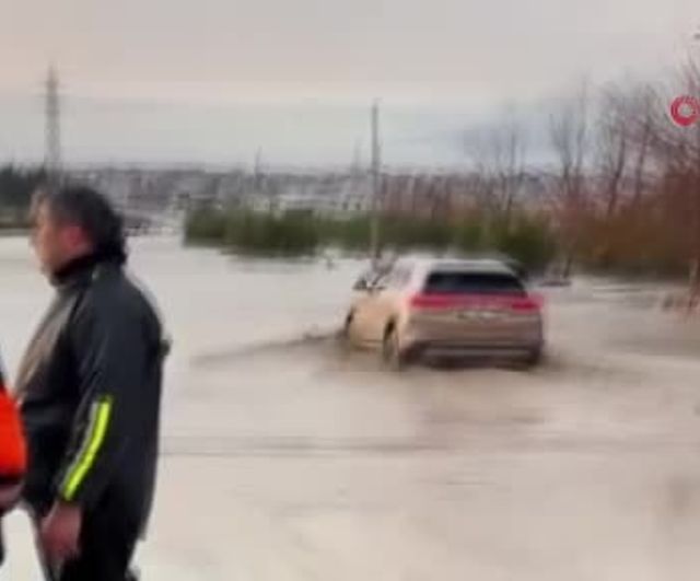 Adana'da sağanakta Buruk Mezarlığı yakınında bir TOGG su birikintisinden geçti