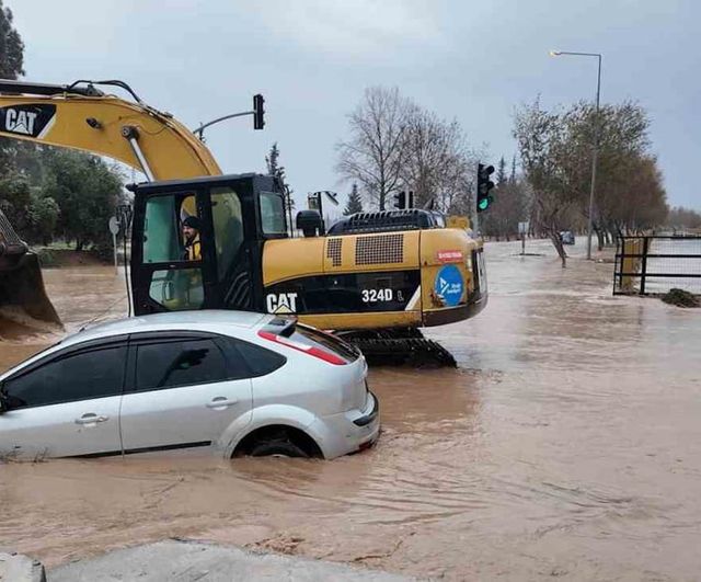 Adana Yüreğir'de sağanak sonrası minibüs üzerinde mahsur kalanlar Yüreğir Belediyesi ekiplerince kurtarıldı