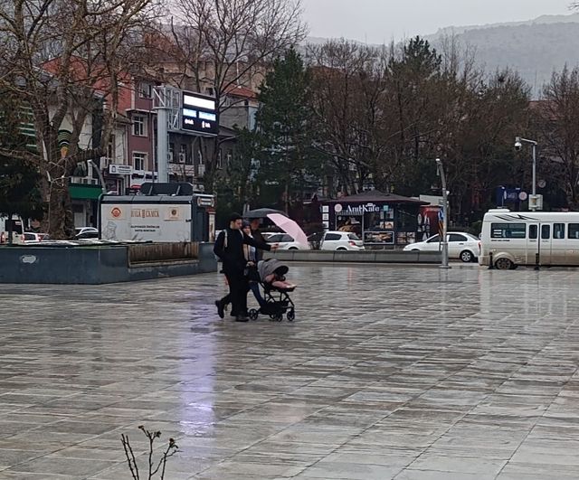 Afyonkarahisar'da yağışlı sabah: Meteoroloji uyarısı ve trafik etkileri