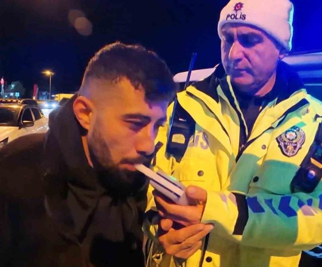 Aksaray'da alkollü sürücü ehliyeti alınmasına rağmen araç başında içmeye devam etti