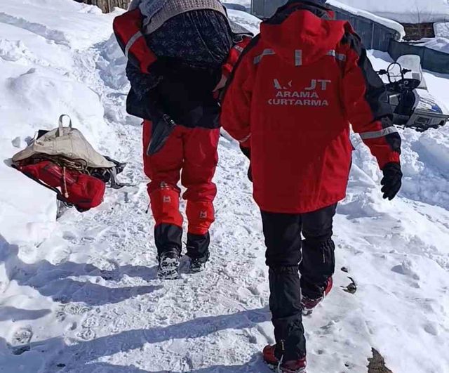 AKUT Bingöl, karla kaplı yolları aşarak 71 yaşındaki diyaliz hastasını hastaneye ulaştırdı