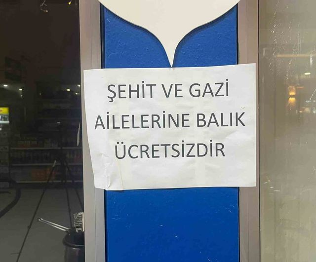Alanya'da balıkçı Feridun Duraklı, şehit ve gazi yakınlarına ücretsiz balık veriyor