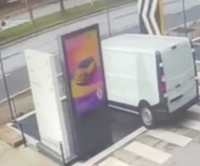 Alanya'da D-400'de motosiklet ile hafif ticari aracın çarpışması: 1 ölü, güvenlik kamerası görüntüleri ortaya çıktı