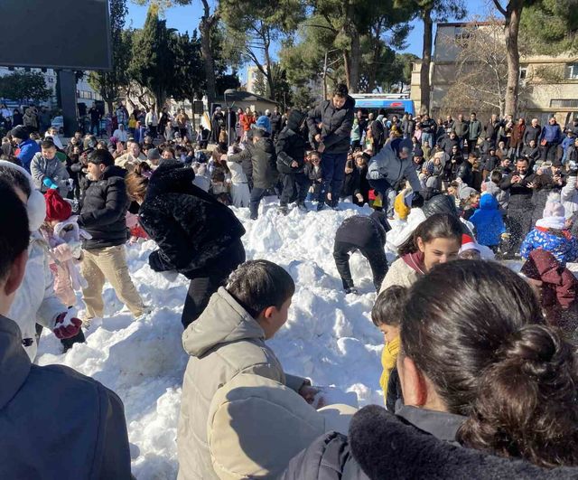 Alaşehir Belediyesi'nden yarıyıl tatilinde 5 kamyon kar sürprizi