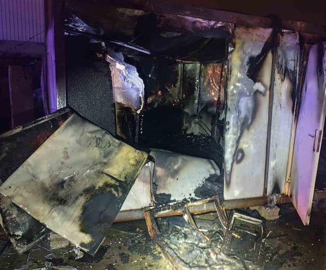 Antakya'da konteyner yangını itfaiyenin müdahalesiyle kontrol altına alındı