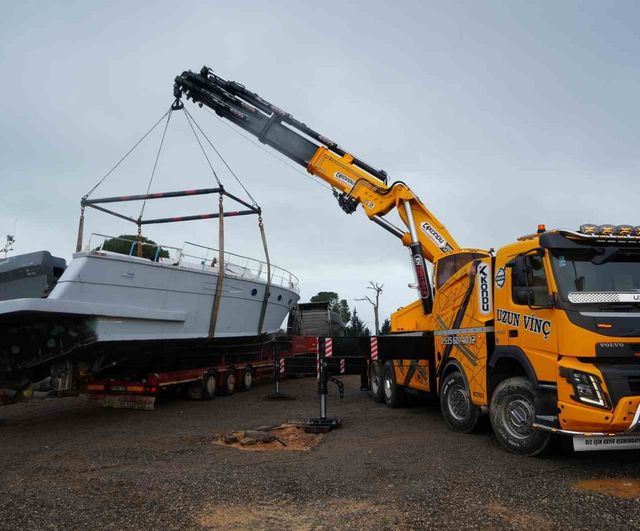 Antalya Aksu'da hortumun vurduğu tekneler vinç ve kepçelerle taşınıyor
