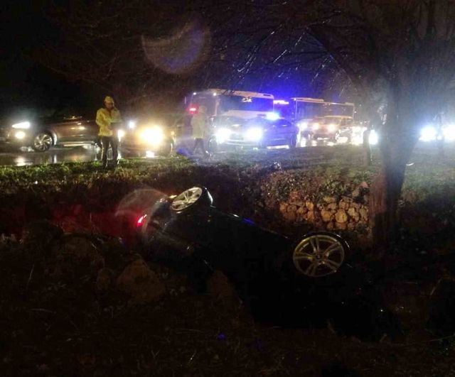 Antalya'da yağışta kayan BMW refüjdeki su kanalına düştü: 3 yaralı