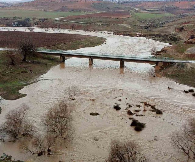 Araban'da kar ve sağanak yağış Karasu ile Sıtma Pınar Çayı'nın su seviyesini yükseltti